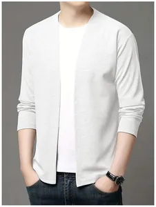 Détail d'un cardigan blanc pour homme présentant une texture gaufrée de qualité