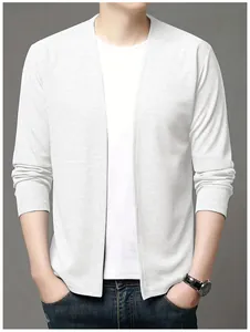 Détail d'un cardigan blanc en maille montrant la texture fine et le design décontracté.