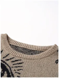 Nahaufnahme eines braunen Strickpullover-Kragens mit Augenmuster und feiner Rippung.