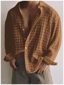 Vista dettagliata di una camicia casual da uomo a maniche lunghe in tessuto marrone