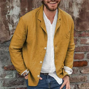 Detailopname van casual herenblazer van mosterdgeel linnen met knoopdetails