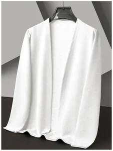 Gros plan montrant la fine texture gaufrée de ce cardigan en maille blanc décontracté