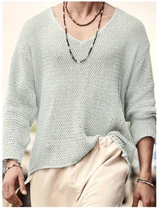 Détail de la maille ajourée respirante sur ce pull pour homme avec un col en V élégant