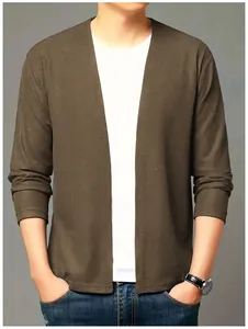 Vue détaillée d'un gilet marron pour homme avec une texture gaufrée décontractée