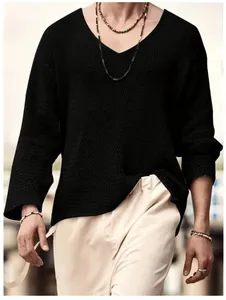 Détail d'un pull noir à col en V en maille ajourée pour homme avec une coupe décontractée.