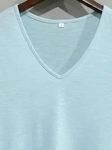 Détail d'un t-shirt à col en V bleu clair pour hommes en tissu fiammato très respirant
