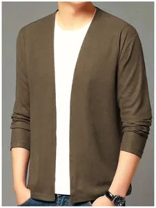 Détail d'un cardigan en maille marron pour homme avec texture gaufrée