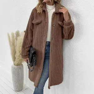 Bruine fuzzy teddyjas voor dames met reverskraag en knopen voor herfst en winter