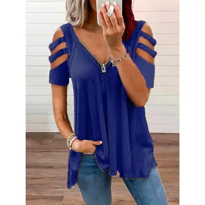 Detalle de camiseta azul con cuello en V, cremallera frontal y hombros descubiertos