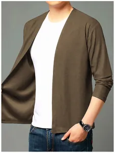 Gros plan d'un cardigan en maille homme vert olive sans coutures pour un look décontracté