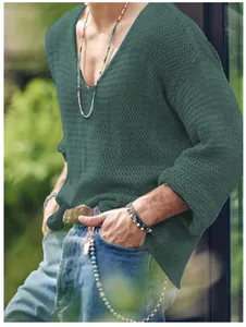 Vue détaillée d'un t-shirt en maille évidée à col en V pour homme en vert foncé