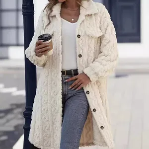 Elegante witte damesjas van fleece met reverskraag, kabelpatroon en knopen voor de winter