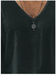 Détail du t-shirt à manches longues et col en V pour hommes avec texture respirante