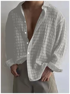 Dettaglio di una camicia casual grigia testurizzata da uomo a maniche lunghe con bottoni.