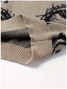 Nahaufnahme der gerippten Kante und des Augenmusters auf einem braunen Strickpullover