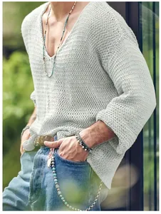 Détail d'un pull en maille ajourée pour homme avec col en V et texture respirante