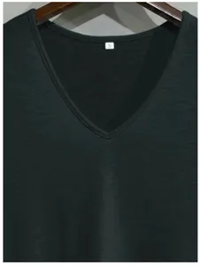 Vue rapprochée détaillée du col en V d'un t-shirt gris foncé respirant pour hommes avec étiquette