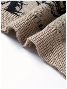 Detailaufnahme der hochwertigen Strickstruktur des Herren-Pullovers mit Augenmuster