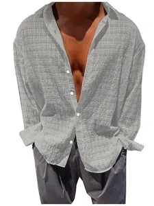 Vista dettagliata della camicia casual da uomo in tessuto grigio con trama stropicciata unica