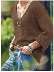 Détail d'un pull en tricot ajouré marron à col en V pour homme dans un cadre décontracté