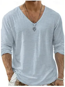 Vue détaillée d'un t-shirt homme à manches longues et col en V en tissu bleu clair.