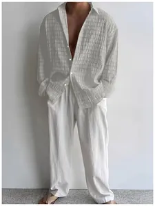 Elegante camicia casual da uomo a maniche lunghe con texture e pantaloni in lino bianco larghi