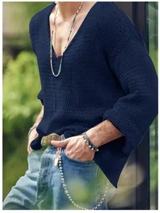 Détail d'un pull en maille ajourée bleu marine à col en V pour homme décontracté