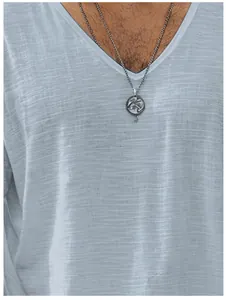 Détail d'un t-shirt à manches longues et col en V pour homme bleu clair texturé