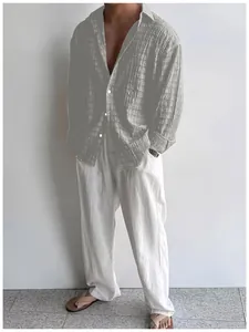 Camicia grigia testurizzata da uomo a maniche lunghe abbinata a pantaloni bianchi