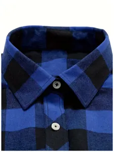 Detailopname van de kraag van een blauw en zwart geruit vrijetijdsoverhemd voor heren