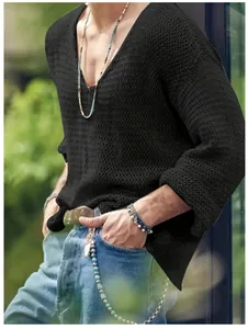 Détail d'un t-shirt à manches longues pour homme en tricot ajouré noir avec col en V