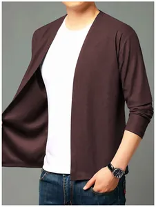 Détail d'un cardigan marron en maille gaufrée pour homme avec manches longues et coupe ouverte.