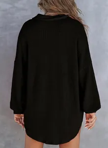Rückansicht eines kuscheligen schwarzen Waffelstrickpullovers mit feiner Textur