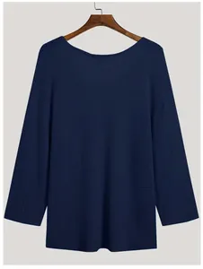Texture détaillée du pull à manches longues en tricot ample bleu marine pour homme