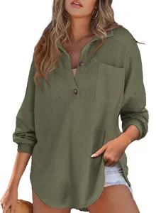 Detailansicht der Textur des armee-grünen Waffelstrick-Langarmshirts für Damen