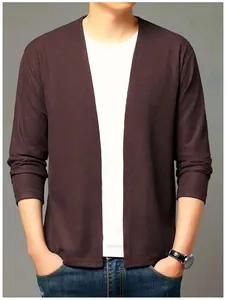 Détail d'un cardigan marron à maille gaufrée pour homme pour une tenue décontractée