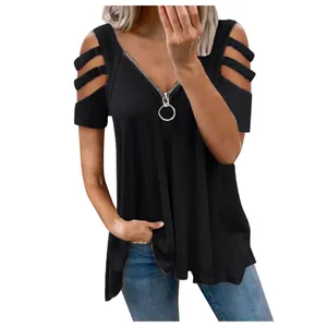 Vista detallada de camiseta negra sexy con cuello en V, cremallera y hombros calados