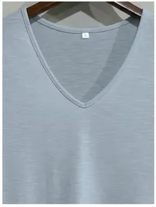 Gros plan du col en V et de la texture flammée respirante d'un t-shirt bleu clair.