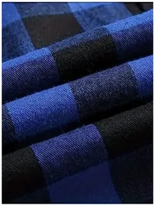 Detailopname van blauw en zwart geblokte flanellen stof voor heren vrijetijdsoverhemd