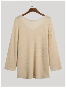 Vue arrière de la texture délicate en tricot gaufré ajouré de ce haut ample pour hommes