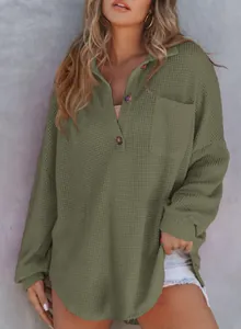 Detail eines olivgrünen Waffelstrick-Langarmshirts für Damen mit V-Ausschnitt und Knöpfen