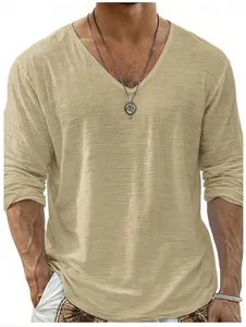 Gros plan du t-shirt à manches longues col V kaki léger pour homme avec texture