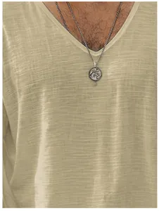Gros plan sur le tissu texturé léger d'un t-shirt à manches longues pour homme.
