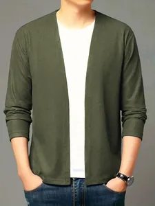 Vue détaillée de la maille gaufrée texturée de ce cardigan décontracté vert olive pour homme