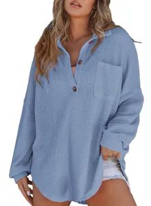 Detailaufnahme des blauen Waffelstrick-Oberteils für Damen mit Knöpfen und Tasche