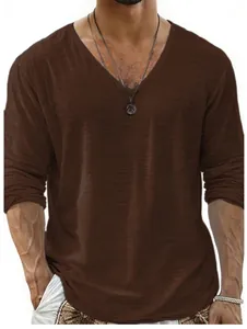 Vue détaillée d'un t-shirt marron pour homme à col en V et texture slub légère