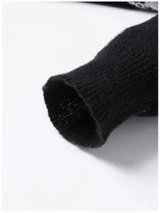Detailansicht der hochwertigen Rippbündchen-Textur an diesem schwarzen Strickpullover