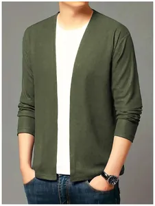 Gros plan d'un cardigan en maille gaufrée vert olive porté par un mannequin en studio