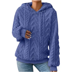 Detail eines lila Damen-Fleece-Hoodies mit Jacquard-Struktur und dickem Muster