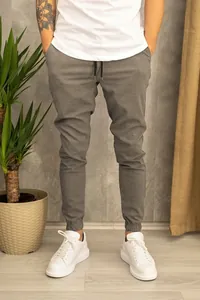 Eleganti pantaloni jogger casual grigi da uomo in tessuto di abito con elastici.